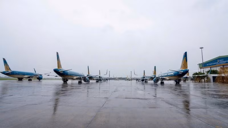 Giờ bay vẫn có thể thay đổi theo diễn biến bão và điều hành của nhà chức trách, hãng hàng không Vietnam Airlines khuyến cáo khách tiếp tục theo dõi và cập nhật thông tin.