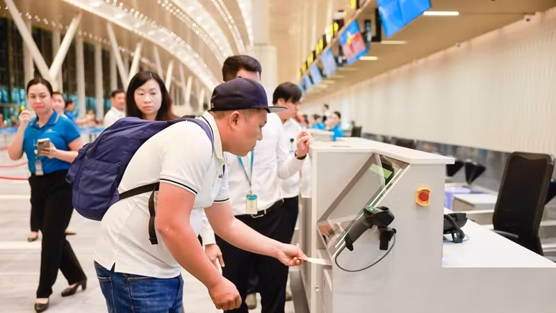 Hành khách đã check-in online gửi hành lý ký gửi tại quầy bagdrop tại Nhà ga T3 Tân Sơn Nhất.
