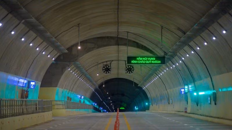 Trên tuyến có hầm cấp đặc biệt Núi Vung dài 2,25km, giai đoạn 1 sử dụng một ống hầm lưu thông hai chiều. Trên tuyến có hầm cấp đặc biệt Núi Vung dài 2,25km, giai đoạn 1 sử dụng một ống hầm lưu thông hai chiều.