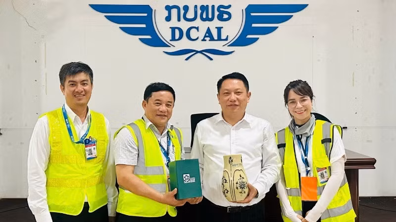 Cục trưởng Cục Hàng không dân dụng Lào Viengxay Singkham đánh giá cao sự hỗ trợ của ACV phục vụ Hội nghị cấp cao ASEAN lần thứ 44, 45. Cục trưởng Cục Hàng không dân dụng Lào Viengxay Singkham đánh giá cao sự hỗ trợ của ACV phục vụ Hội nghị cấp cao ASEAN lần thứ 44, 45.