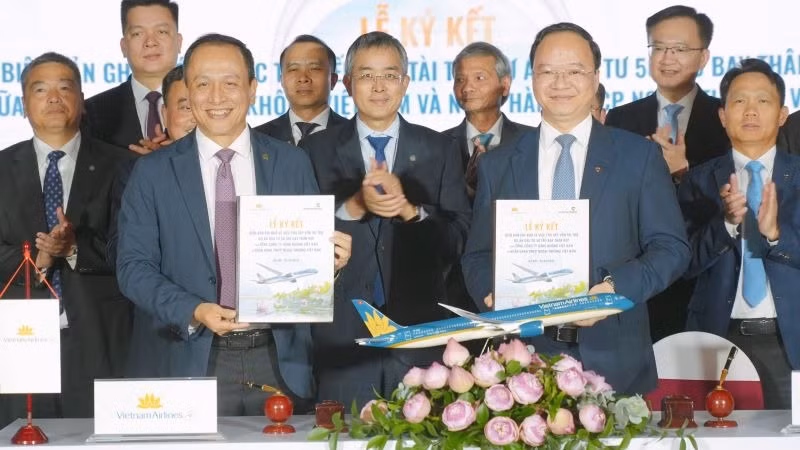 Vietnam Airlines và Vietcombank chính thức ký MOU về việc hợp tác thu xếp vốn cho dự án đầu tư 50 máy bay thân hẹp.