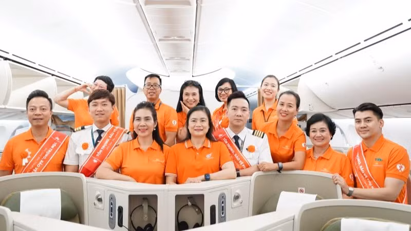 Trên chuyến bay VN253, từ nhân viên mặt đất đến phi hành đoàn đều khoác trên mình sắc áo cam ruy-băng, hoa cài cùng màu mang thông điệp “Tôn trọng phụ nữ và trẻ em”. Trên chuyến bay VN253, từ nhân viên mặt đất đến phi hành đoàn đều khoác trên mình sắc áo cam ruy-băng, hoa cài cùng màu mang thông điệp “Tôn trọng phụ nữ và trẻ em”.
