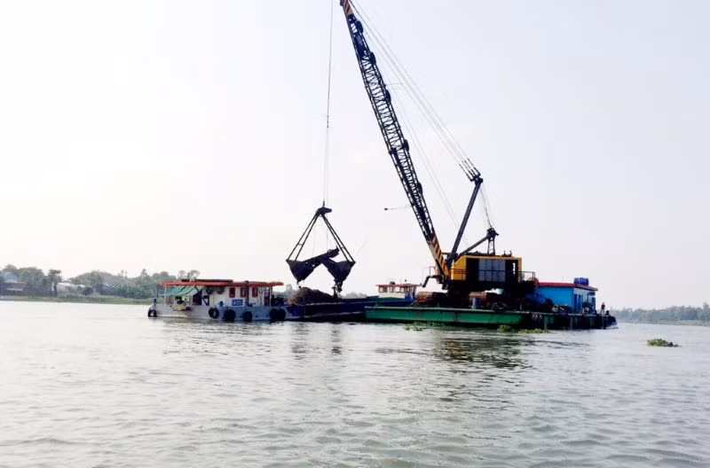 Khai thác cát sông đắp nền đường cao tốc. Khai thác cát sông đắp nền đường cao tốc.