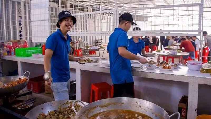 Những nhân viên cấp dưỡng thường tìm tòi, sáng tạo bữa ăn để cho ra những thành phẩm khác nhau, làm phong phú khẩu phần ăn cho cán bộ, công nhân viên dự án. Những nhân viên cấp dưỡng thường tìm tòi, sáng tạo bữa ăn để cho ra những thành phẩm khác nhau, làm phong phú khẩu phần ăn cho cán bộ, công nhân viên dự án.