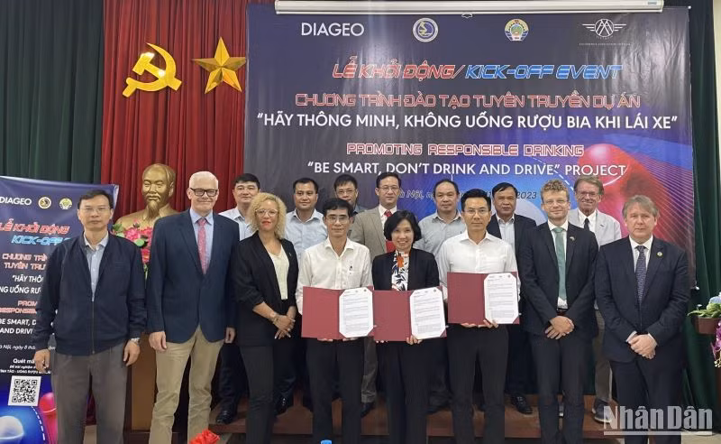 Các đại biểu tham dự lễ khởi động dự án Không uống rượu bia khi lái xe.