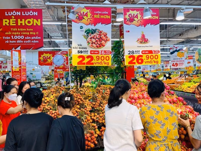 Người tiêu dùng mua vải thiều tại hệ thống bán lẻ của Central Retail. Người tiêu dùng mua vải thiều tại hệ thống bán lẻ của Central Retail.