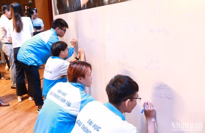 Các sinh viên Trường đại học Giao thông vận tải ký cam kết đã lái xe không uống rượu bia.