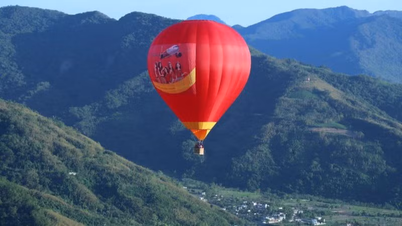 Hành khách cung cấp vé máy bay hoặc thẻ lên tàu bay Vietjet để được nhận một suất trải nghiệm miễn phí trên khinh khí cầu bay treo trong thời gian diễn ra sự kiện. Hành khách cung cấp vé máy bay hoặc thẻ lên tàu bay Vietjet để được nhận một suất trải nghiệm miễn phí trên khinh khí cầu bay treo trong thời gian diễn ra sự kiện.