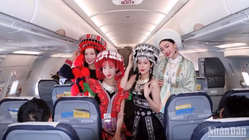 Trên các chuyến bay ngày mồng 1 Tết Nguyên đán, Vietravel Airlines mang đến bộ sưu tập trang phục truyền thống các dân tộc Việt Nam, thay cho lời chúc Tết trọn vẹn, giới thiệu bản sắc văn hóa của đồng bào dân tộc Việt Nam khắp mọi miền đất nước.