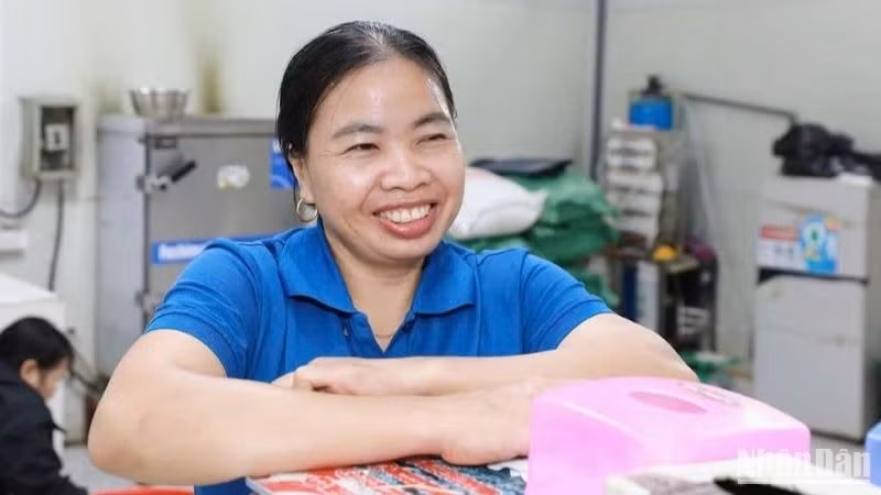 Chị Nguyễn Thị Ngân, quê Phú Thọ, được anh em cán bộ, công nhân Tập đoàn Đèo Cả gọi bằng cái tên thân thương: Chị nuôi.