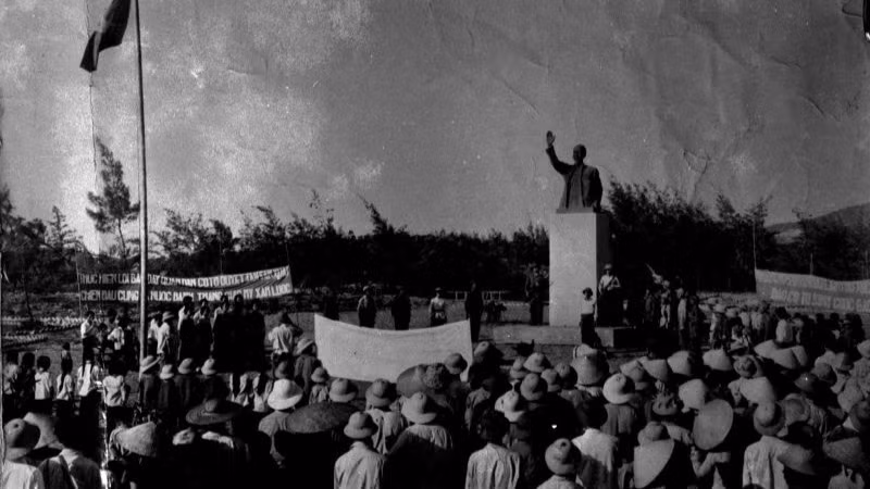 Lễ khánh thành tượng đài Bác Hồ trên đảo Cô Tô ngày 22/5/1968. (Ảnh tư liệu) Lễ khánh thành tượng đài Bác Hồ trên đảo Cô Tô ngày 22/5/1968. (Ảnh tư liệu)