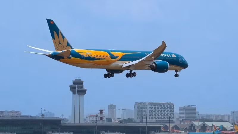 Việc tái hiện biểu tượng chim Lạc trên Boeing 787 thể hiện khát vọng của Vietnam Airlines, với vai trò Hãng hàng không Quốc gia trong việc kết nối truyền thống và tương lai, mang bản sắc Việt vươn xa cùng thời đại. Việc tái hiện biểu tượng chim Lạc trên Boeing 787 thể hiện khát vọng của Vietnam Airlines, với vai trò Hãng hàng không Quốc gia trong việc kết nối truyền thống và tương lai, mang bản sắc Việt vươn xa cùng thời đại.