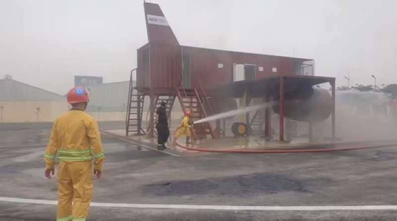 Chuyên gia nước ngoài thực hiện Huấn luyện thực hành cứu nạn chữa cháy tàu bay cho nhân viên cứu nạn chữa cháy tại các cảng hàng không. Chuyên gia nước ngoài thực hiện Huấn luyện thực hành cứu nạn chữa cháy tàu bay cho nhân viên cứu nạn chữa cháy tại các cảng hàng không.