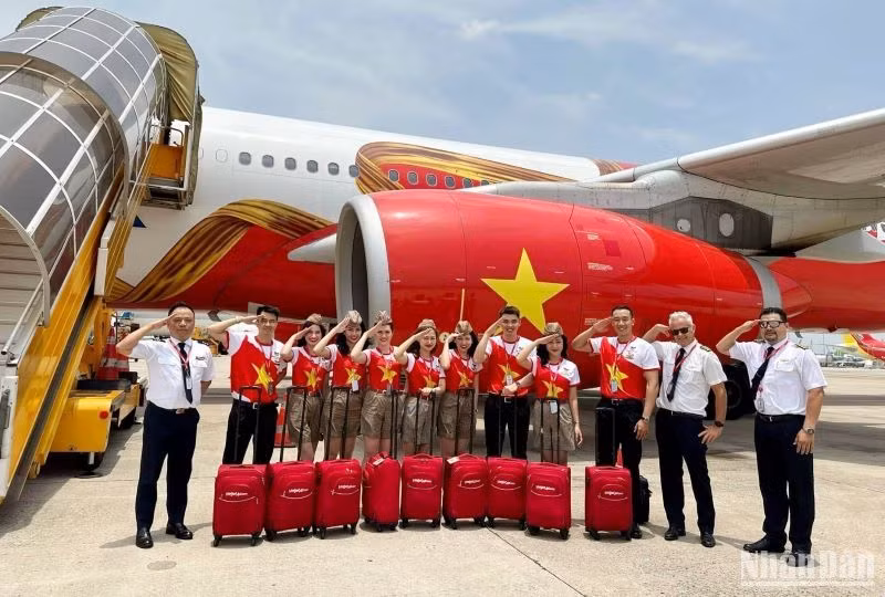 Trong dịp lễ kỷ niệm ngày Thống nhất đất nước 30/4 và Quốc tế Lao động 1/5, phi hành đoàn Vietjet dành tặng hành khách những món quà thú vị mang thông điệp “Tự hào Việt Nam”.
