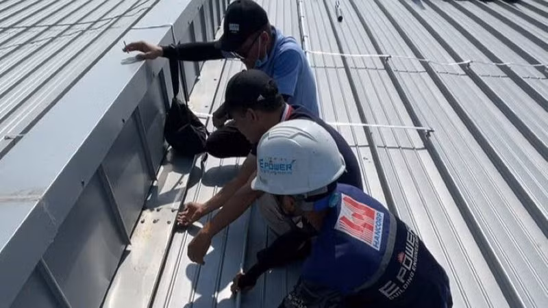 Triển khai thi công hoàn thiện, khắc phục tình trạng chảy nước mưa dưới nhà ga.