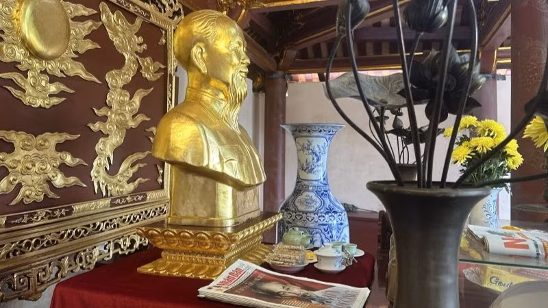 Dâng ấn phẩm đặc biệt của Báo Nhân Dân trước bàn thờ Bác. Dâng ấn phẩm đặc biệt của Báo Nhân Dân trước bàn thờ Bác.