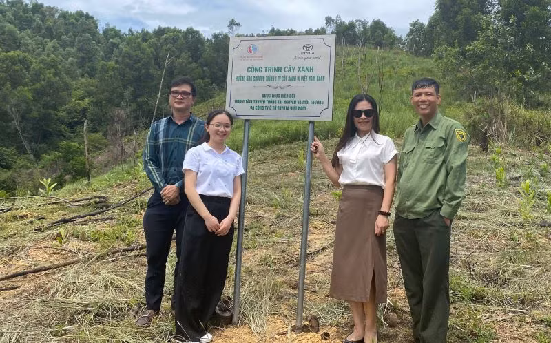 Trao tặng tổng cộng 6.000 cây tại rừng phòng hộ sông Ngàn Phố. Trao tặng tổng cộng 6.000 cây tại rừng phòng hộ sông Ngàn Phố.