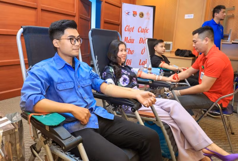 Anh Tuấn Anh (áo xanh ngoài cùng) đăng kiểm viên thực tập tại Trung tâm Đăng kiểm 2906V tham gia hiến máu. Anh Tuấn Anh (áo xanh ngoài cùng) đăng kiểm viên thực tập tại Trung tâm Đăng kiểm 2906V tham gia hiến máu.