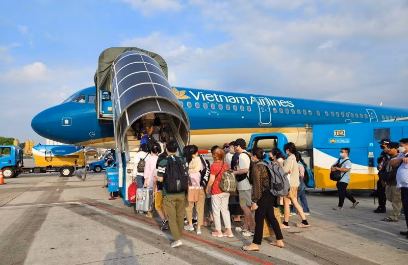 Đường bay giữa Việt Nam và Đức đang là một trong những đường bay mang lại nhiều doanh thu nhất cho hãng Vietnam Airlines. Đường bay giữa Việt Nam và Đức đang là một trong những đường bay mang lại nhiều doanh thu nhất cho hãng Vietnam Airlines.