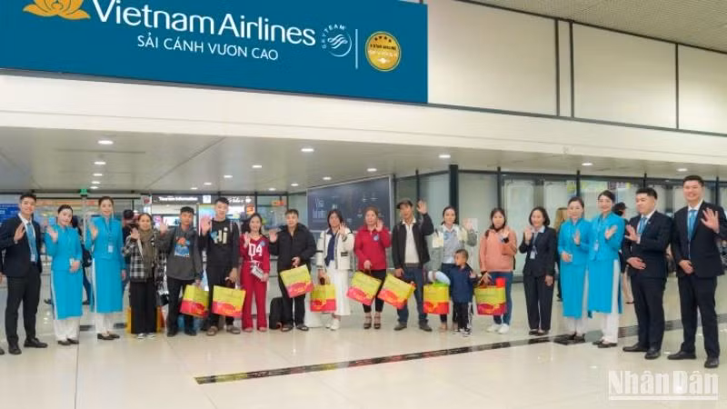 Vietnam Airlines phối hợp Tổng Liên đoàn Lao động Việt Nam tổ chức “Chuyến bay Công đoàn-Xuân 2025” đưa 450 người lao động về quê đón Tết.
