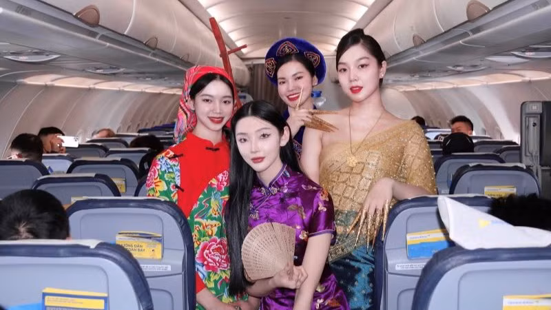 Mỗi bộ trang phục không chỉ là một tác phẩm nghệ thuật tinh tế, mà còn gói trọn câu chuyện về đời sống, phong tục và niềm tự hào dân tộc, cùng nhau tạo nên một bức tranh văn hóa Việt Nam đoàn kết, đa dạng và đầy màu sắc trong ngày Tết quê hương. Mỗi bộ trang phục không chỉ là một tác phẩm nghệ thuật tinh tế, mà còn gói trọn câu chuyện về đời sống, phong tục và niềm tự hào dân tộc, cùng nhau tạo nên một bức tranh văn hóa Việt Nam đoàn kết, đa dạng và đầy màu sắc trong ngày Tết quê hương.
