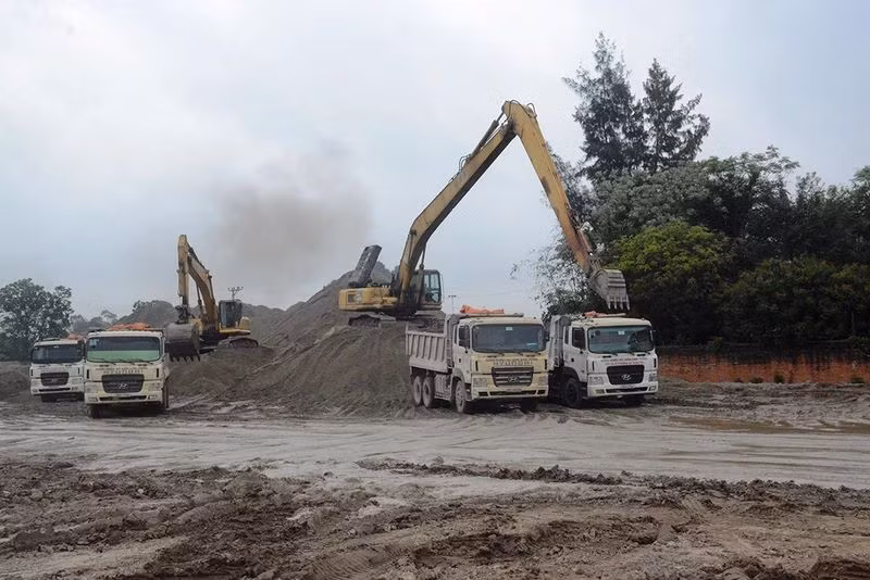 Nguồn vật liệu cát đắp cho các dự án giao thông trọng điểm khan hiếm. Nguồn vật liệu cát đắp cho các dự án giao thông trọng điểm khan hiếm.