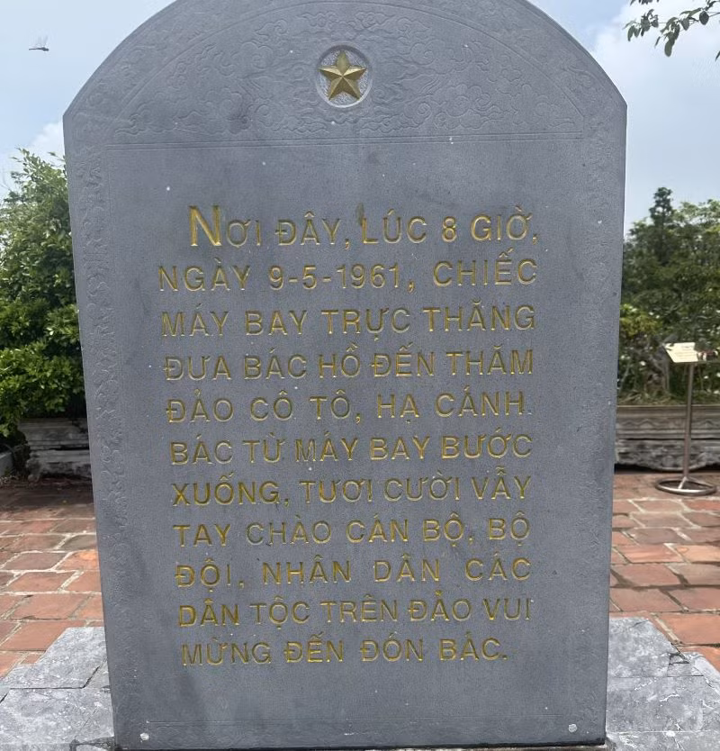 Tấm bia ghi dấu sự kiện Chủ tịch Hồ Chí Minh thăm đảo Cô Tô ngày 9/5/1961. Tấm bia ghi dấu sự kiện Chủ tịch Hồ Chí Minh thăm đảo Cô Tô ngày 9/5/1961.