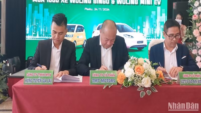 Công ty cổ phần Ô-tô TMT (TMT Motors) ký hợp đồng mua-bán ô-tô điện Wuling lớn nhất từ trước đến nay với Công ty cổ phần Let’s Go An Bình để triển khai dịch vụ taxi điện mini giá rẻ tại Gia Lai. Công ty cổ phần Ô-tô TMT (TMT Motors) ký hợp đồng mua-bán ô-tô điện Wuling lớn nhất từ trước đến nay với Công ty cổ phần Let’s Go An Bình để triển khai dịch vụ taxi điện mini giá rẻ tại Gia Lai.