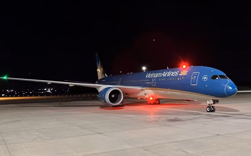 Chuyến bay VN790 chở hơn 300 khách khởi hành lúc 0 giờ 50 phút rạng sáng 8/12 (giờ địa phương) đi Thành phố Hồ Chí Minh. Chuyến bay VN790 chở hơn 300 khách khởi hành lúc 0 giờ 50 phút rạng sáng 8/12 (giờ địa phương) đi Thành phố Hồ Chí Minh.