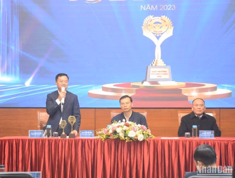 Đại diện Ban tổ chức trả lời các câu hỏi trong buổi họp báo.