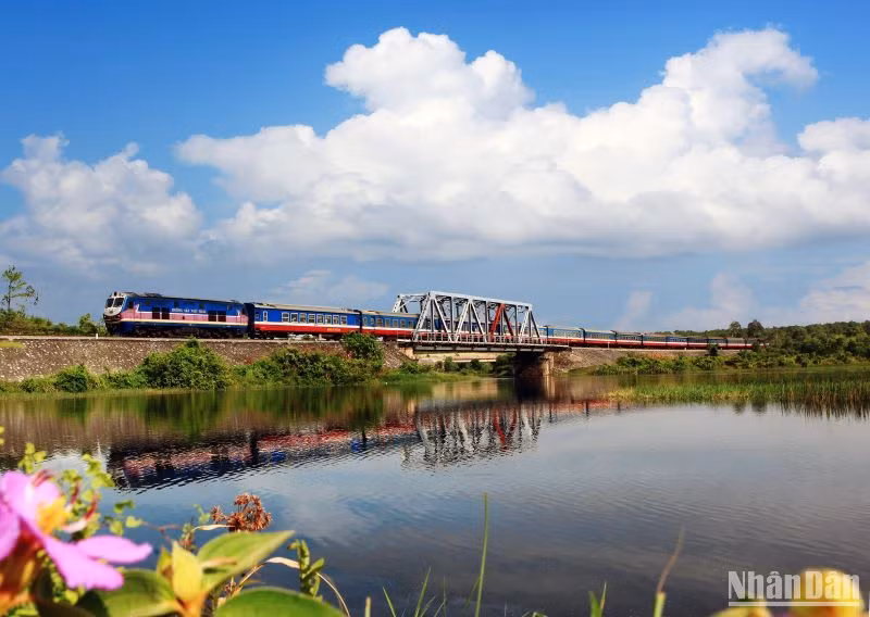 Đoàn tàu Thống Nhất trên tuyến đường sắt bắc-nam.