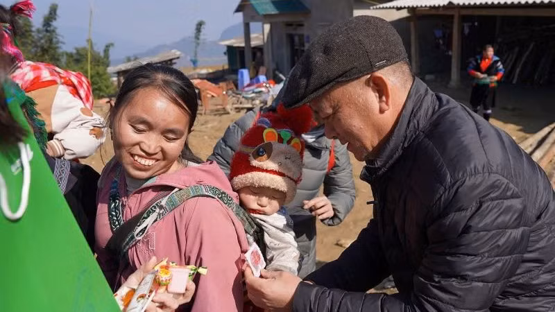 Hoạt động trao tặng nhà tái thiết sau bão tại Lào Cai đã góp phần lan tỏa những giá trị nhân văn, tương thân tương ái của người Việt trong dịp đầu xuân năm mới. Hoạt động trao tặng nhà tái thiết sau bão tại Lào Cai đã góp phần lan tỏa những giá trị nhân văn, tương thân tương ái của người Việt trong dịp đầu xuân năm mới.
