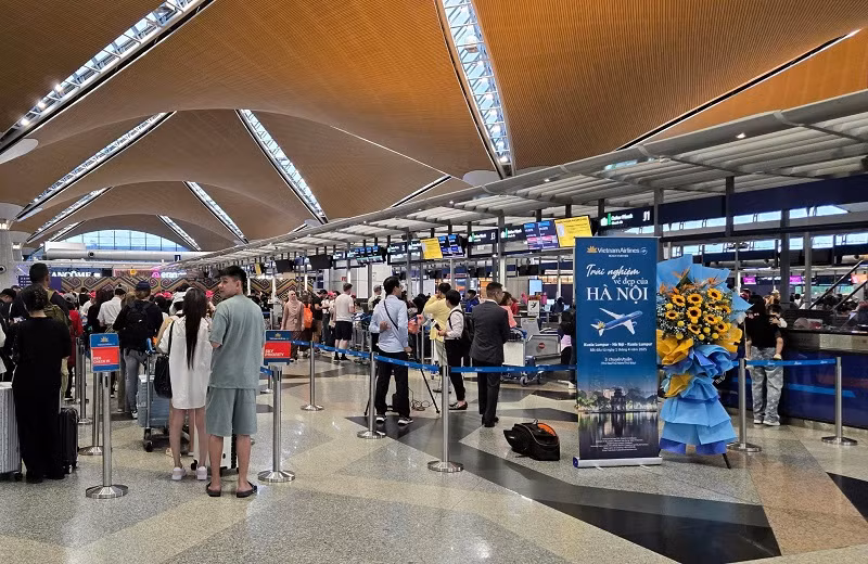 Việc mở lại đường bay Hà Nội-Kuala Lumpur giúp tăng cường giao thương và hợp tác giữa Việt Nam và Malaysia, nước đang giữ vai trò Chủ tịch ASEAN 2025. Việc mở lại đường bay Hà Nội-Kuala Lumpur giúp tăng cường giao thương và hợp tác giữa Việt Nam và Malaysia, nước đang giữ vai trò Chủ tịch ASEAN 2025.