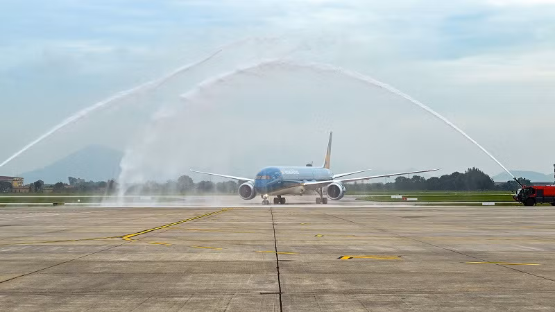 Chuyến bay được chào đón bằng nghi thức phun vòi rồng.