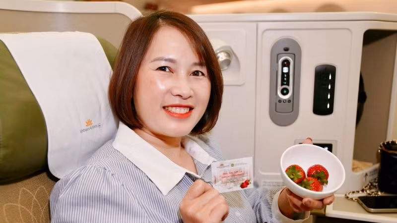 Hãng Hàng không Quốc gia không ngừng tìm kiếm và lựa chọn những sản phẩm chất lượng cao từ các vùng miền để giới thiệu đến hành khách, góp phần thúc đẩy tiêu thụ nông sản và phát triển kinh tế-xã hội tại các địa phương. Hãng Hàng không Quốc gia không ngừng tìm kiếm và lựa chọn những sản phẩm chất lượng cao từ các vùng miền để giới thiệu đến hành khách, góp phần thúc đẩy tiêu thụ nông sản và phát triển kinh tế-xã hội tại các địa phương.