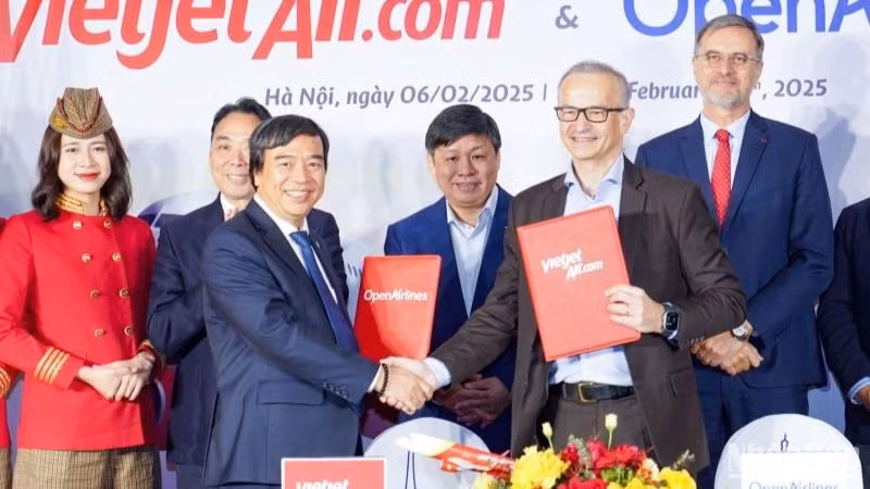 Hãng hàng không thế hệ mới Vietjet ký thỏa thuận hợp tác chiến lược với công ty công nghệ OpenAirlines về giải pháp tiết kiệm nhiên liệu và trí tuệ nhân tạo cho ngành hàng không.