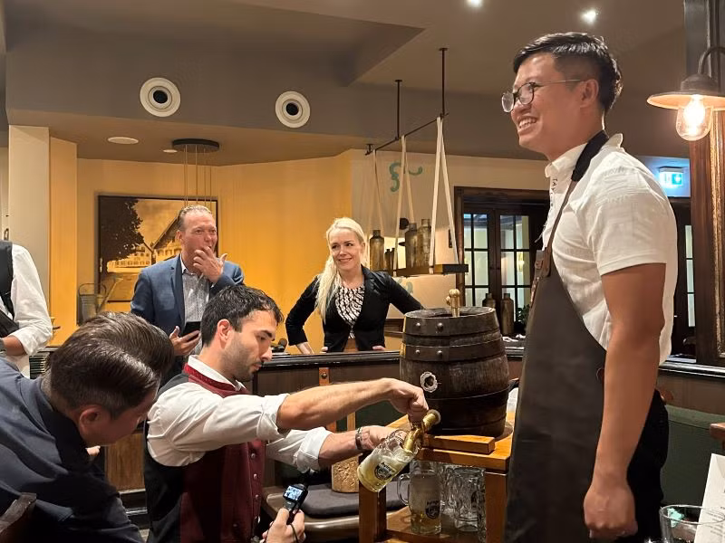 Du khách Việt Nam thưởng thức loại bia truyền thống ở Munich. Du khách Việt Nam thưởng thức loại bia truyền thống ở Munich.