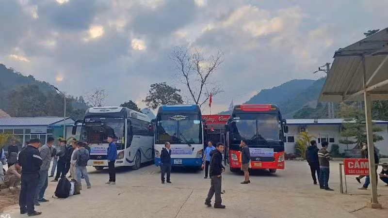 Những chuyến xe đoàn viên lăn bánh trên hành trình trở về quê hương, đưa người lao động về đón Tết trọn vẹn bên người thân yêu.