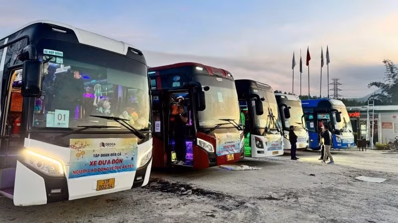 24 chuyến xe do Tập đoàn Đèo Cả tổ chức đã lăn bánh, đến từng dự án, tận chân công trường để đón hơn 1.000 người lao động về quê đón Tết.