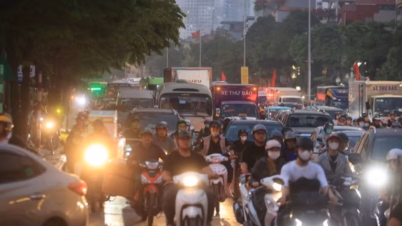 Một số tuyến đường nội đô thường xảy ra ùn tắc, đại diện doanh nghiệp vận tải và lái xe kiến nghị cơ quan quản lý chức năng điều chỉnh, tính toán thời điểm xe di chuyển với tốc độ 20km/giờ mới nên bắt đầu tính thời gian làm việc.