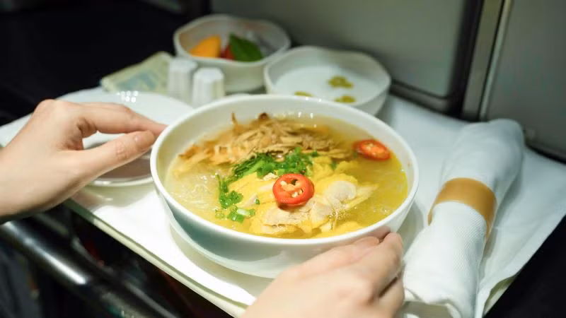 Món ăn mang hương vị Tết đã được Vietnam Airlines phục vụ trên tất cả các chuyến bay nội địa trong khung giờ bữa chính và chuyến bay quốc tế có phục vụ bữa ăn nóng.