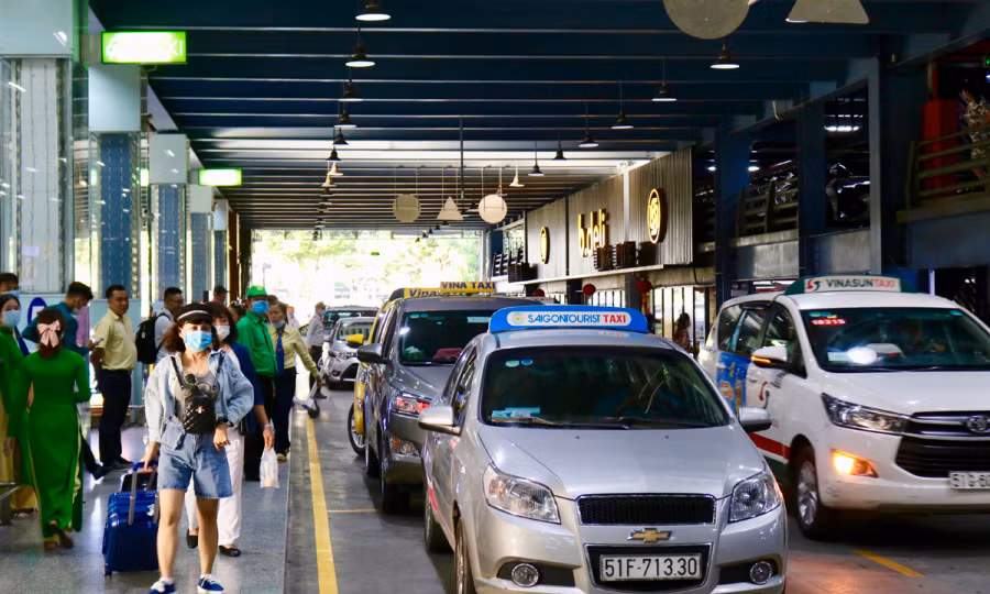 Xử lý nạn taxi “dù” tại sân bay Tân Sơn Nhất
