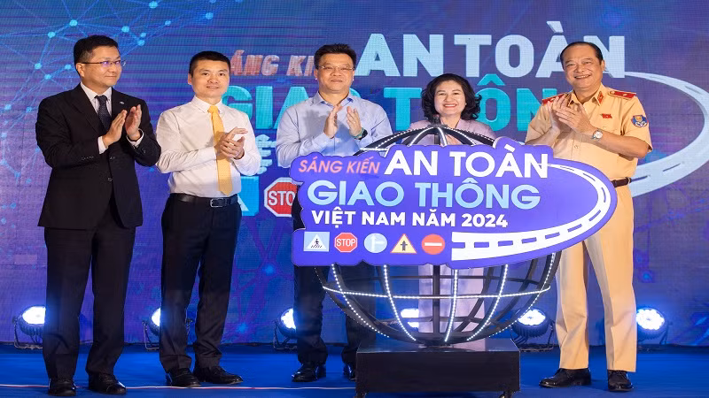 Các đại biểu phát động cuộc thi Sáng kiến an toàn giao thông Việt Nam năm 2024. (Nguồn ảnh: Báo Dân trí)