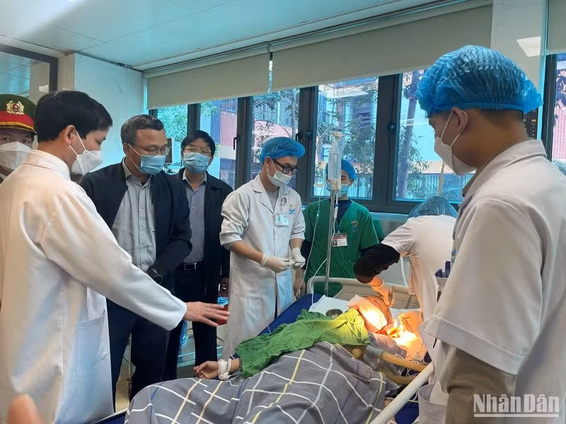 Đại diện lãnh đạo Ủy ban An toàn giao thông quốc gia, các cơ quan liên quan và địa phương thăm hỏi nạn nhân bị thương trong vụ tai nạn.