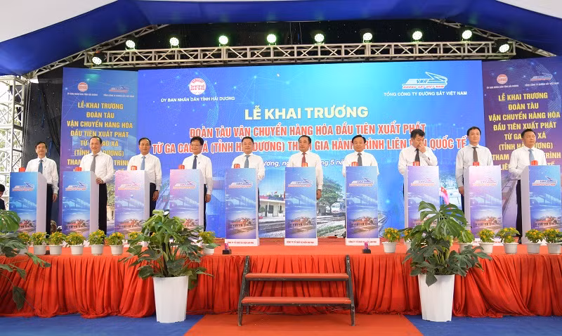 Các đại biểu ấn nút khai trương đoàn tàu liên vận từ Ga Cao Xá. 