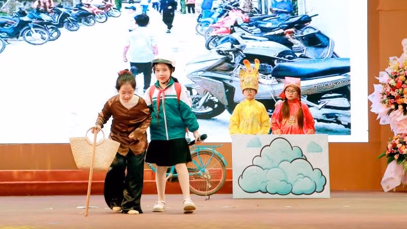 Các em học sinh biểu diễn nhiều tiểu phẩm về an toàn giao thông. Các em học sinh biểu diễn nhiều tiểu phẩm về an toàn giao thông.