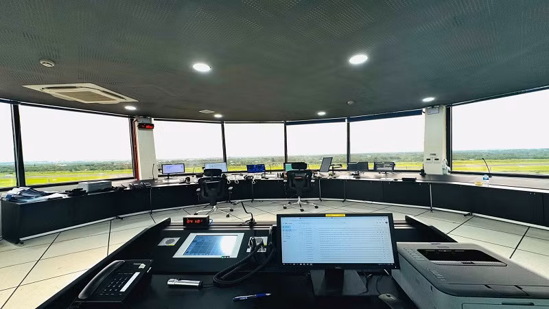 Cabin Đài Kiểm soát không lưu Buôn Ma Thuột rộng 60m2, đủ không gian làm việc cho các lực lượng tham gia điều hành bay. Cabin Đài Kiểm soát không lưu Buôn Ma Thuột rộng 60m2, đủ không gian làm việc cho các lực lượng tham gia điều hành bay.