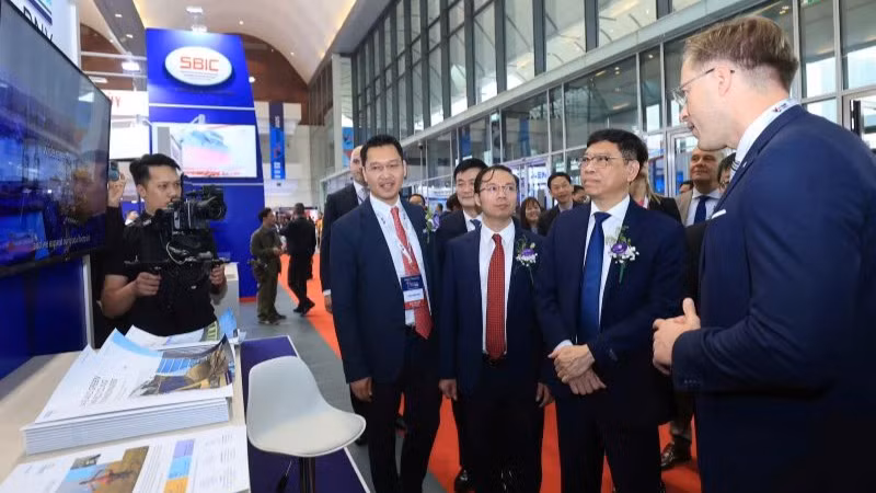 Lãnh đạo các bộ, ngành, cơ quan tham quan các gian trưng bày tại triển lãm.
