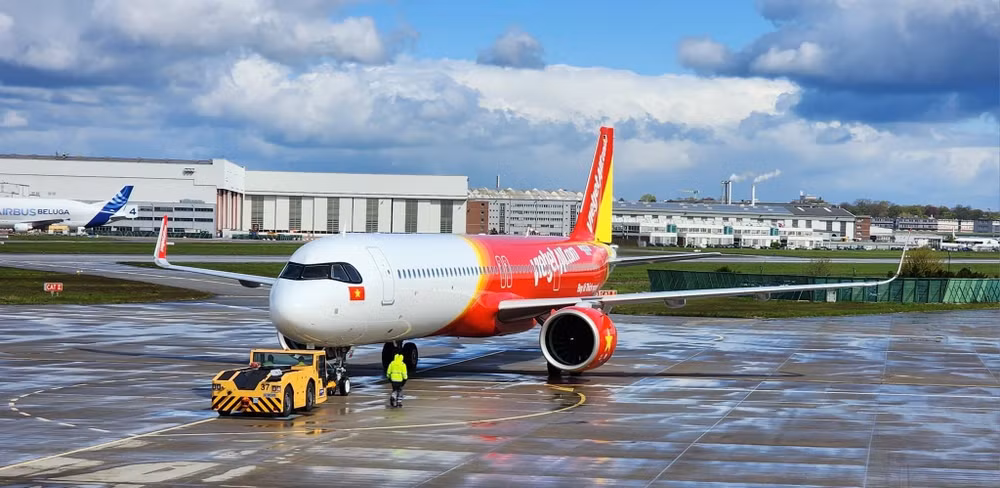Theo kế hoạch, Vietjet sẽ tiếp tục nhận thêm các tàu bay mới, đặc biệt là các tàu bay lớn A330. Theo kế hoạch, Vietjet sẽ tiếp tục nhận thêm các tàu bay mới, đặc biệt là các tàu bay lớn A330.