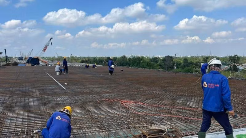 Cán bộ, công nhân Tập đoàn ĐỊnh An thi công dự án đường Vành đai 3 Thành phố Hồ Chí Minh.